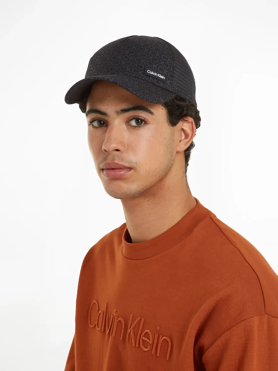 

Кепка дальнобойщика Calvin Klein "ESSENTIAL PATCH TRUCKER MONO" с тисненым логотипом, черный
