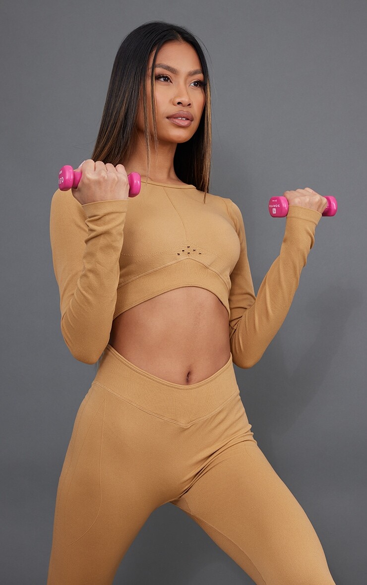 

PrettyLittleThing Светло-коричневый спортивный бесшовный укороченный топ с длинными рукавами и глубоким вырезом спереди