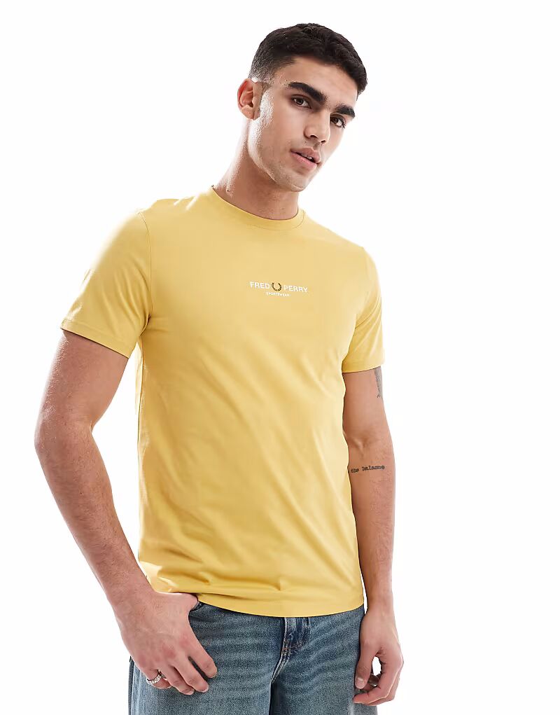 

Футболка с центральным логотипом Fred Perry желтого цвета