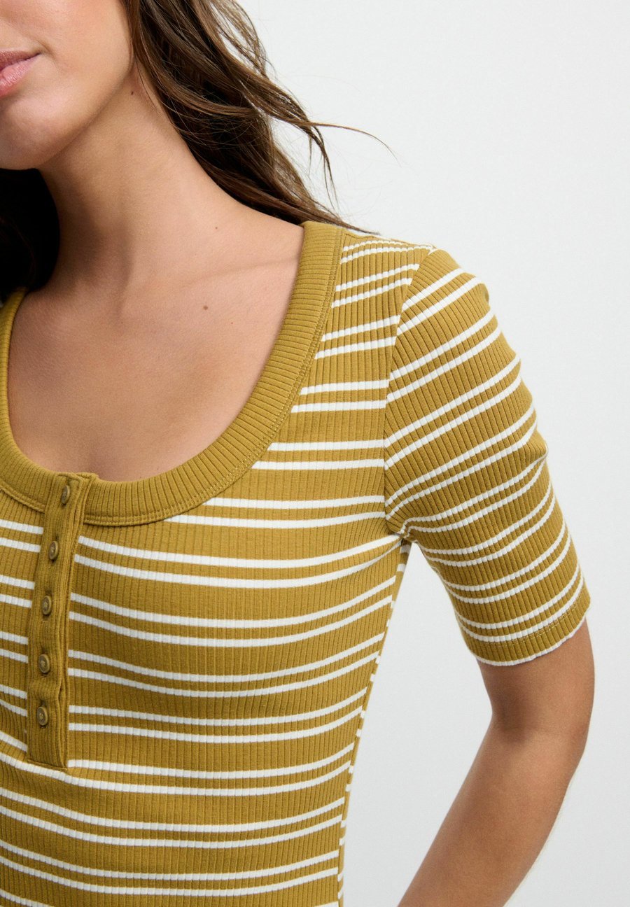 Футболка Next WIDE SHORT SLEEVE HENLEY, Ecru Olive/Olive — фото 3