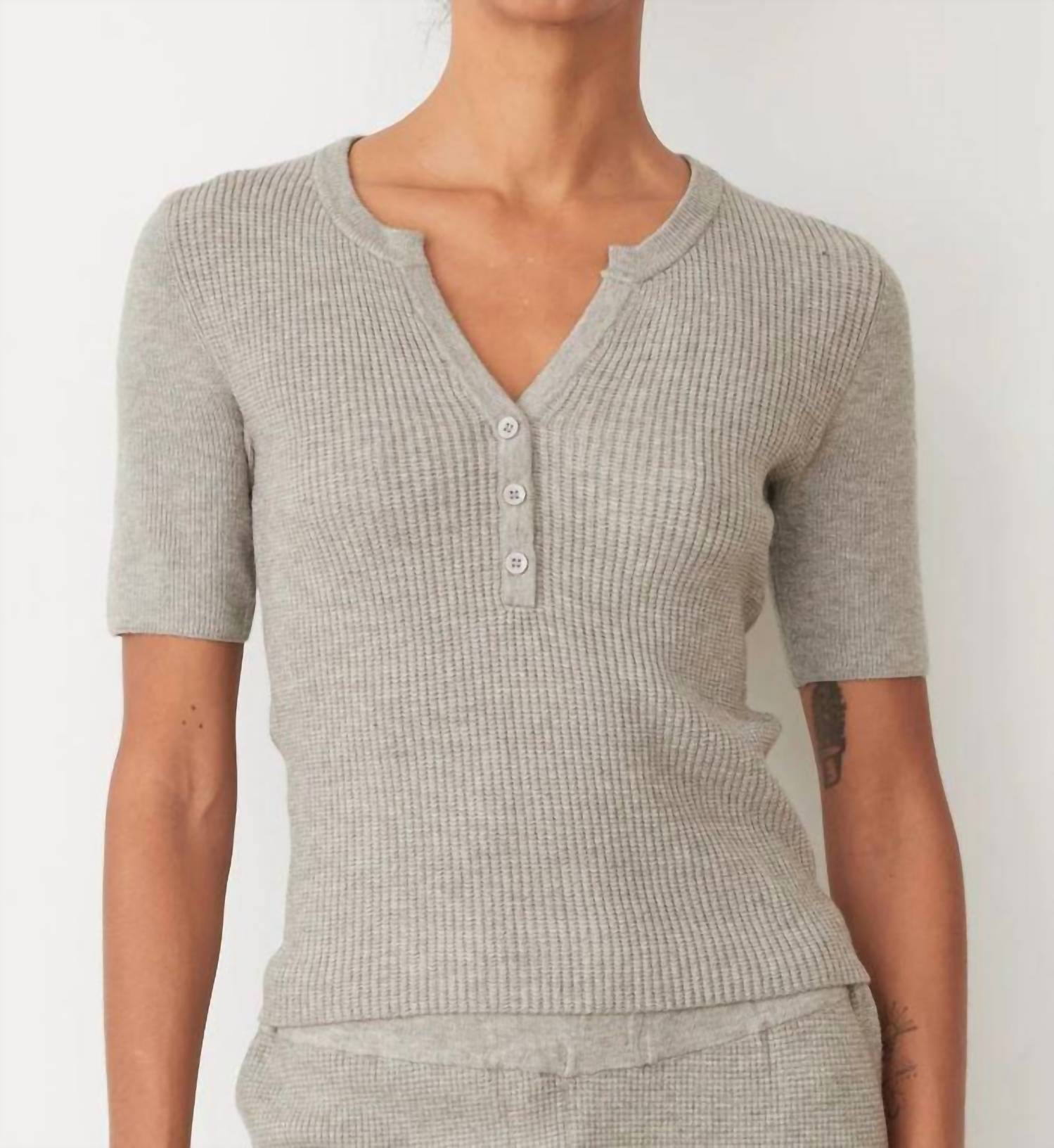 

Мягкий трикотажный топ-хенли в рубчик вафельного цвета в цвете Heather Grey Monrow
