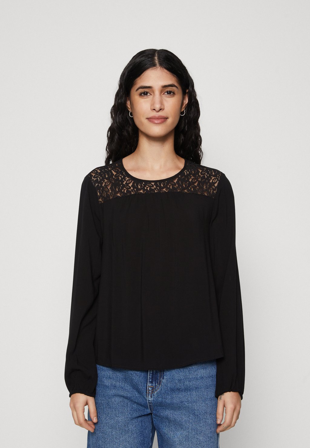 

Блузка VMLILOU O NECK DETAIL Vero Moda Petite, цвет black