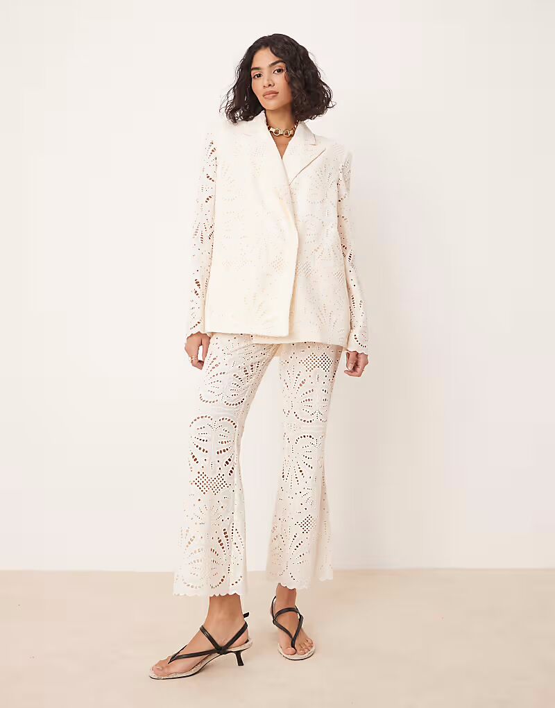 

Классические брюки с вышивкой ASOS DESIGN кремового цвета