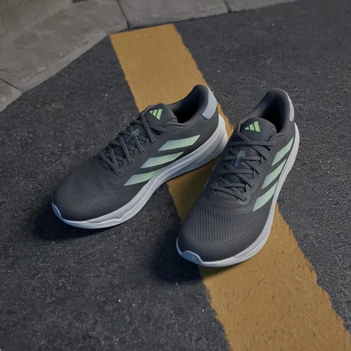 Adidas Мужские беговые кроссовки Supernova Stride M IG8315 серого цвета — фото 4
