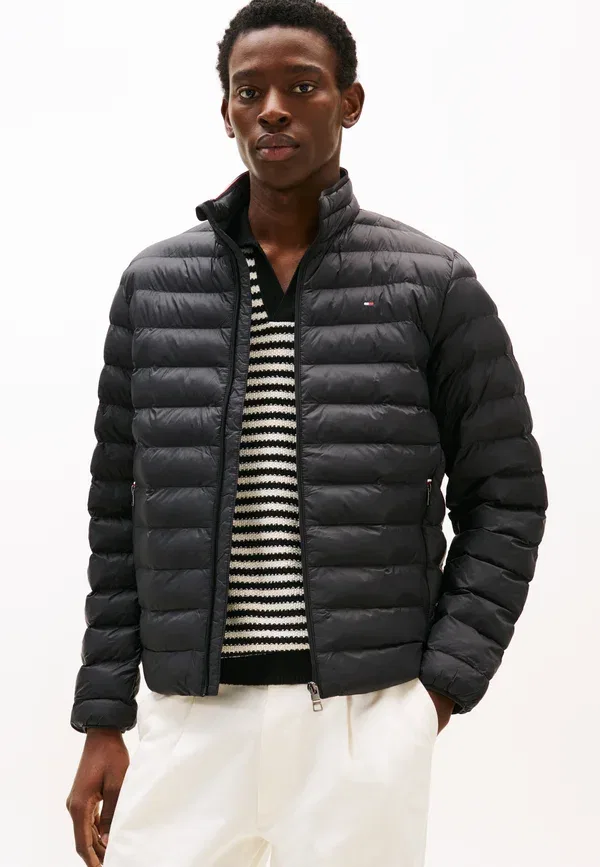 Куртка-пуховик Tommy Hilfiger Core Packable Jacket Light Jacket, черный — фото 3