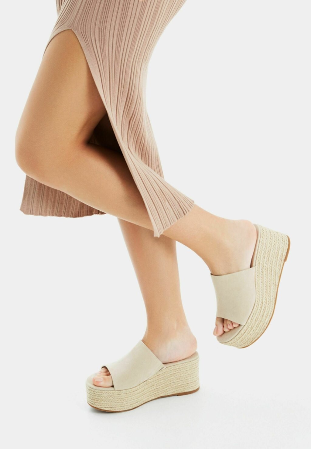 

Шлепанцы Bershka, бежевый