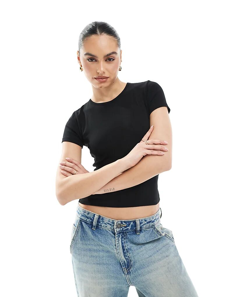 

Футболка Stradivarius облегающего кроя черного цвета