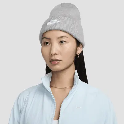 

Шапка Nike Peak Futura Beanie, серый/белый