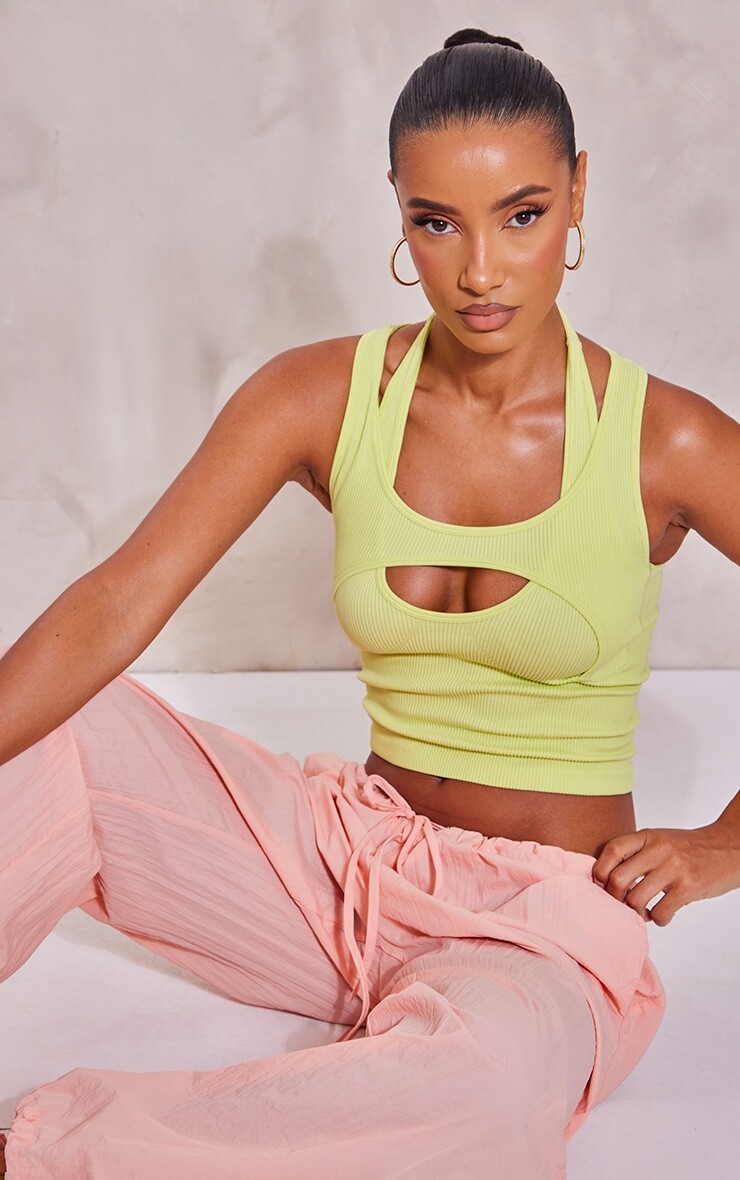 

PrettyLittleThing Двухслойный топ с бретелькой на шее в рубчик лаймового контура