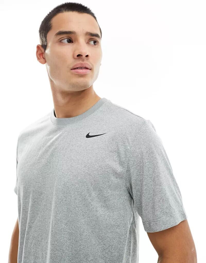 

Серая футболка Nike Reset Dri-FIT