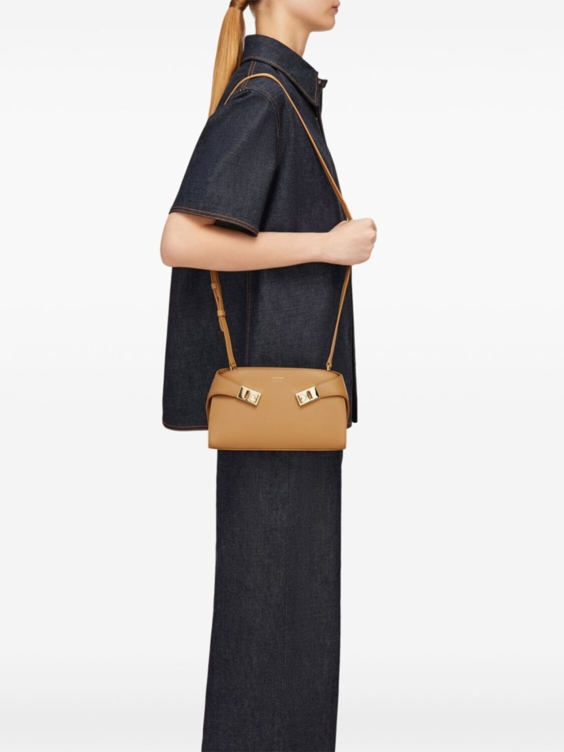 

Ferragamo мини-сумка через плечо Hug, нейтральный цвет