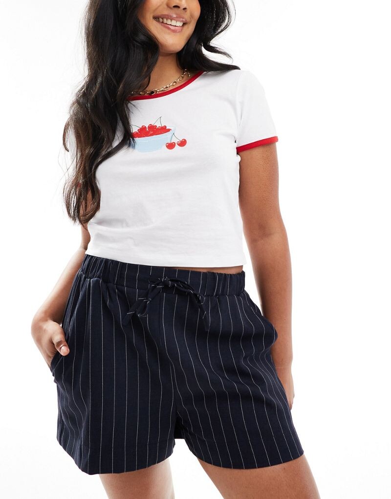 

Короткие шорты в темно-синюю полоску ASOS DESIGN