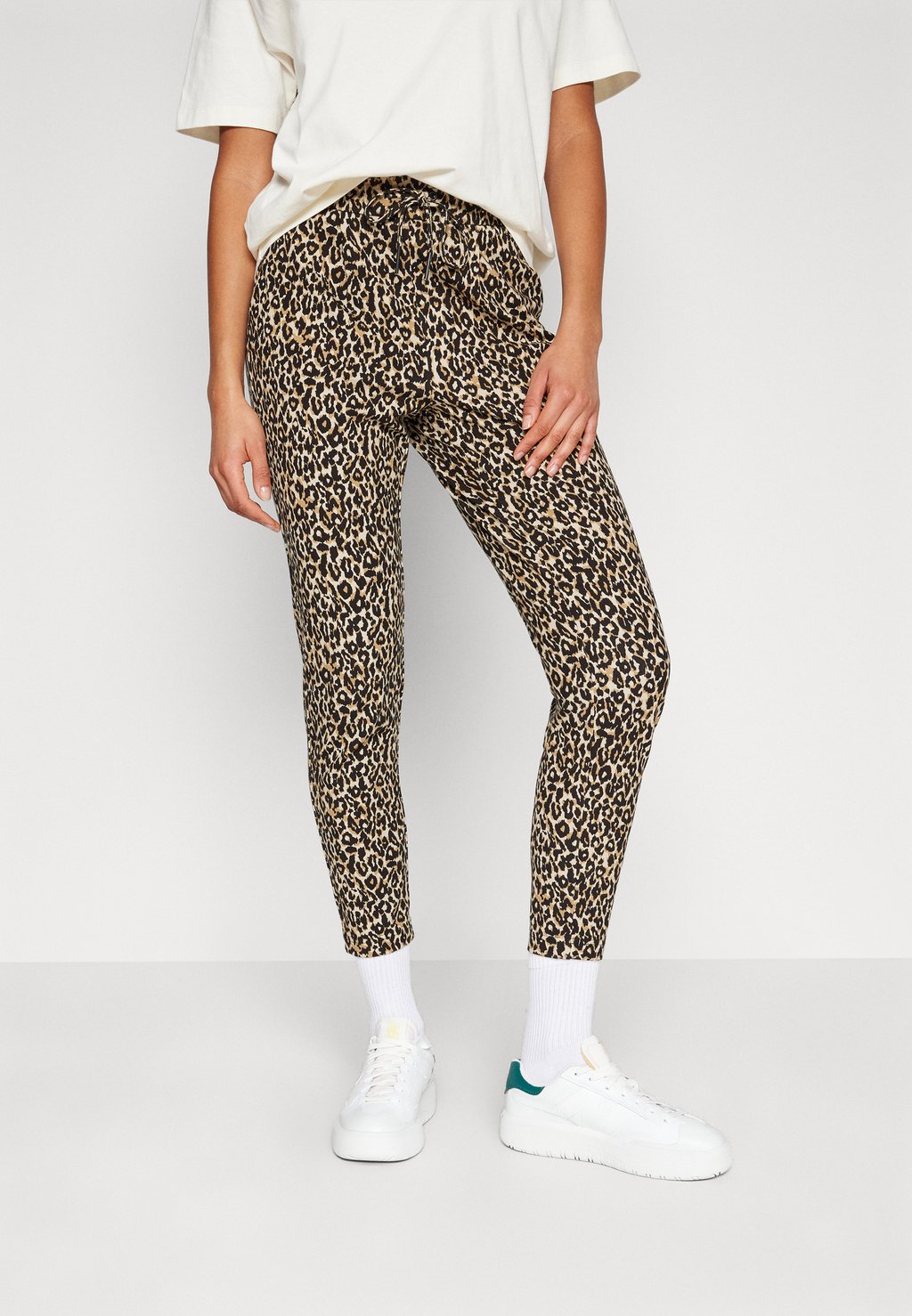 

Брюки Onlpoptrash Easy Pant ONLY, цвет black/new leo