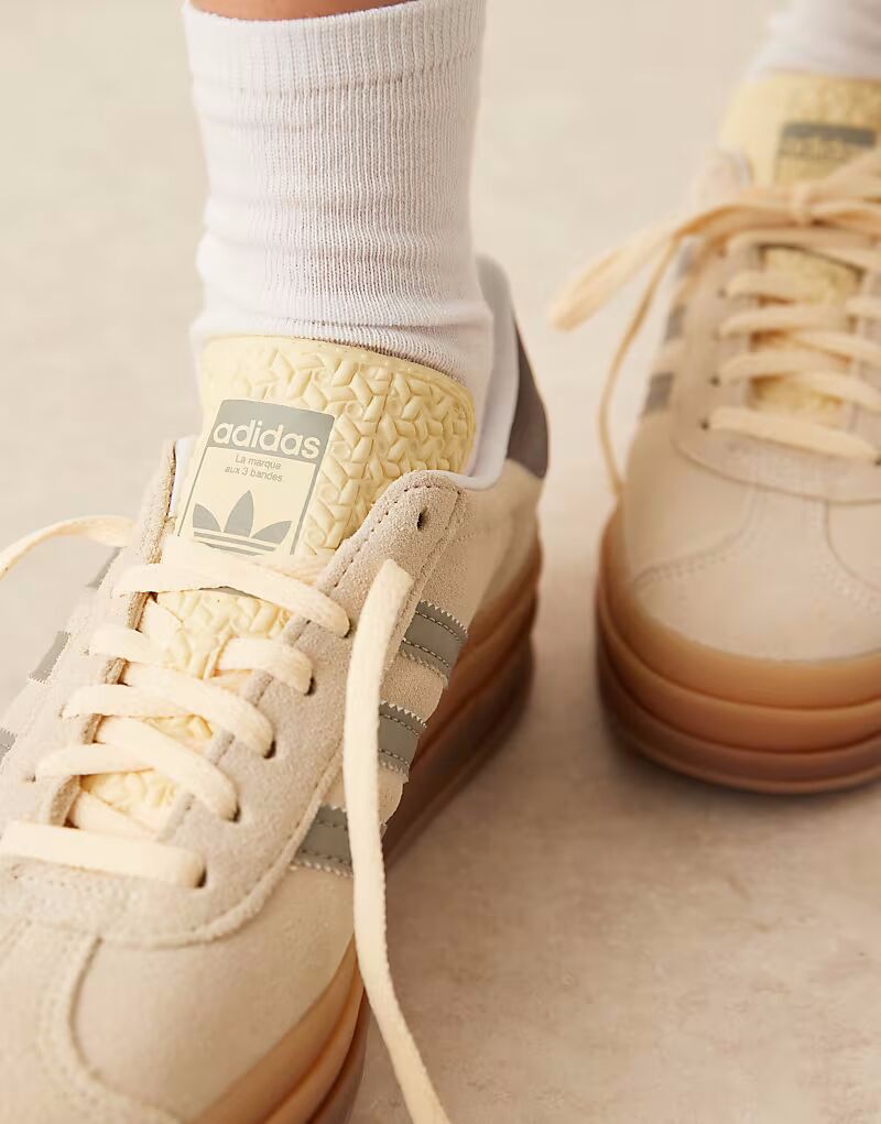 Кроссовки Adidas Originals Gazelle Bold кремового и серебристого цветов — фото 4
