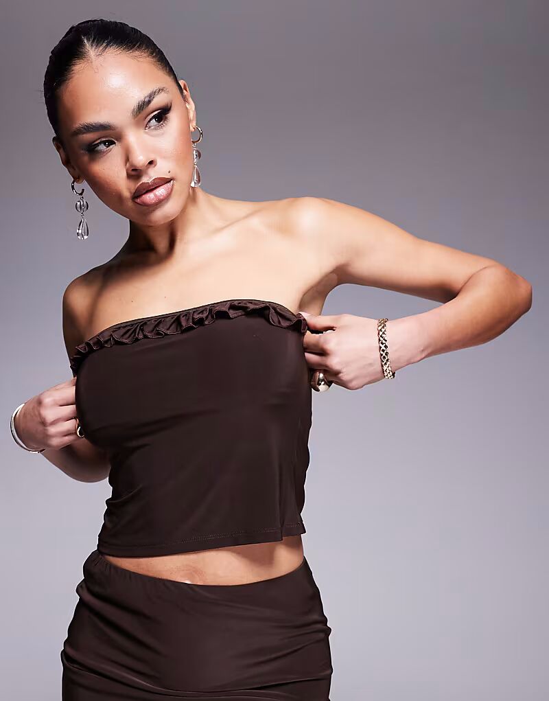 

Облегающий топ-бандо с оборками от ASOS DESIGN коричневого цвета