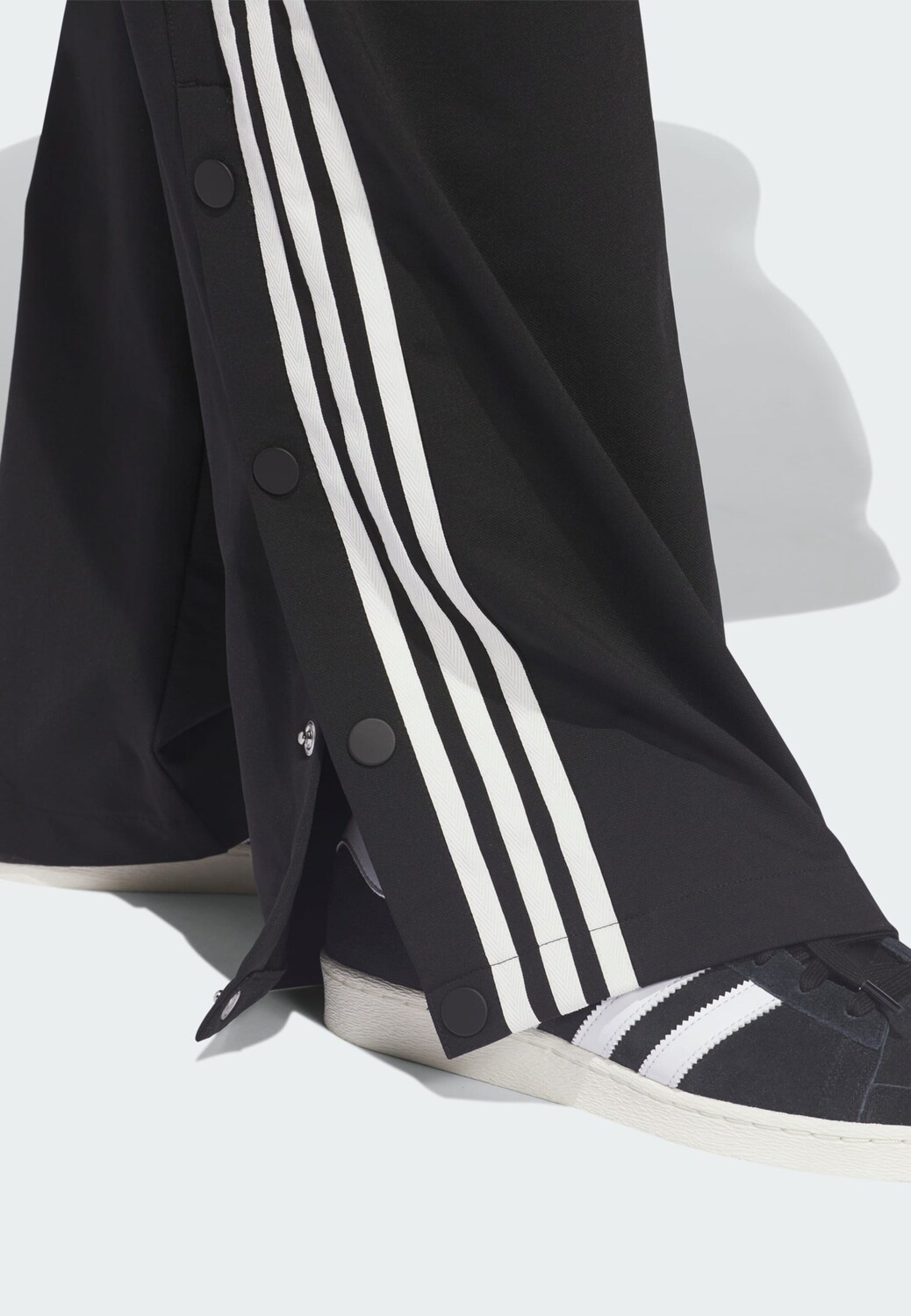 Adidas Originals Широкие брюки 'Original Basketball Snap' в черном цвете — фото 4