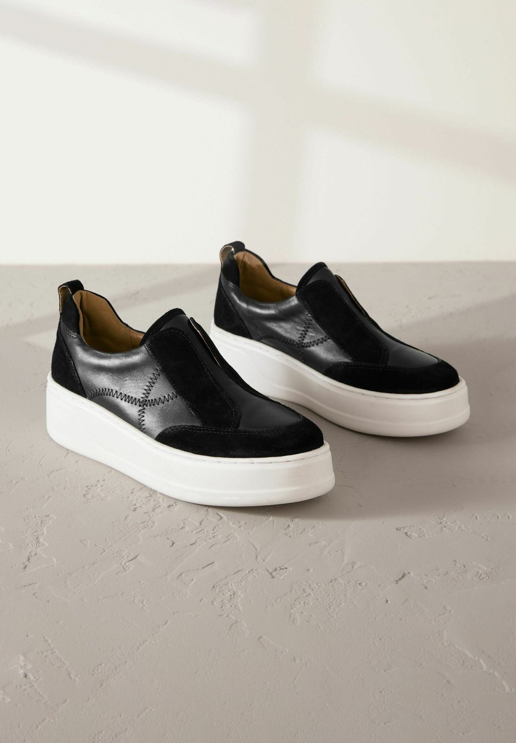 Низкие кеды REGULAR FIT SLIP ON SIGNATURE FOREVER COMFORT CHUNKY WEDGE PLATFORM Next, цвет Mottled Black — фото 2