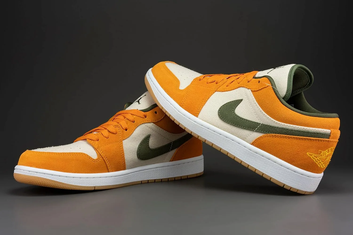 Мужские баскетбольные кроссовки Nike Air Jordan 1 Low, белый/фиолетовый/серый — фото 2