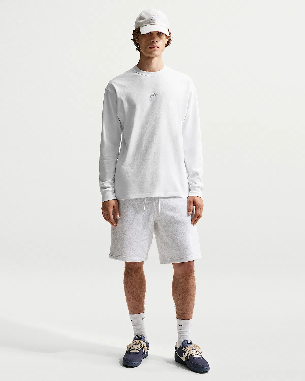 Мужская футболка с длинным рукавом Nike Sportswear Premium Essentials, White — фото 4