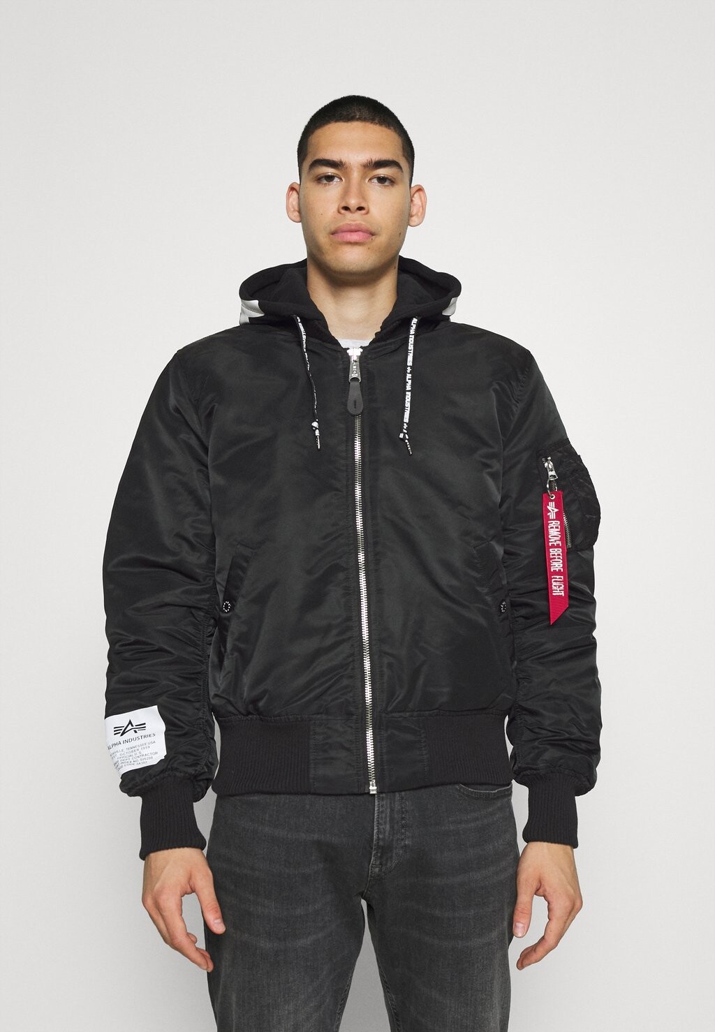 

Ветровка Alpha Industries, черный