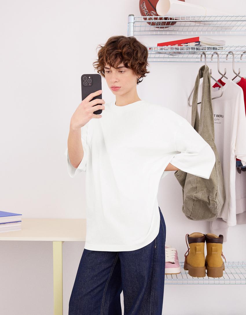 

Футболка свободного кроя с короткими рукавами из хлопка Bershka, белый