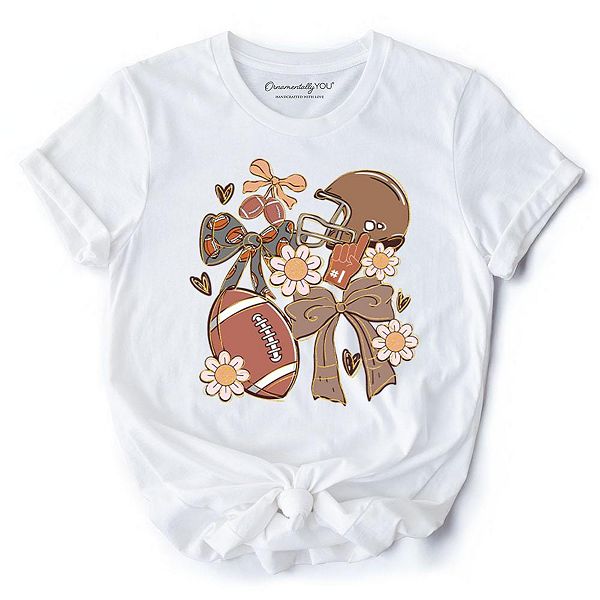 

Футболка Football mom coquette с бантом и ромашкой, ретро для игрового дня Ornamentallyyou, White