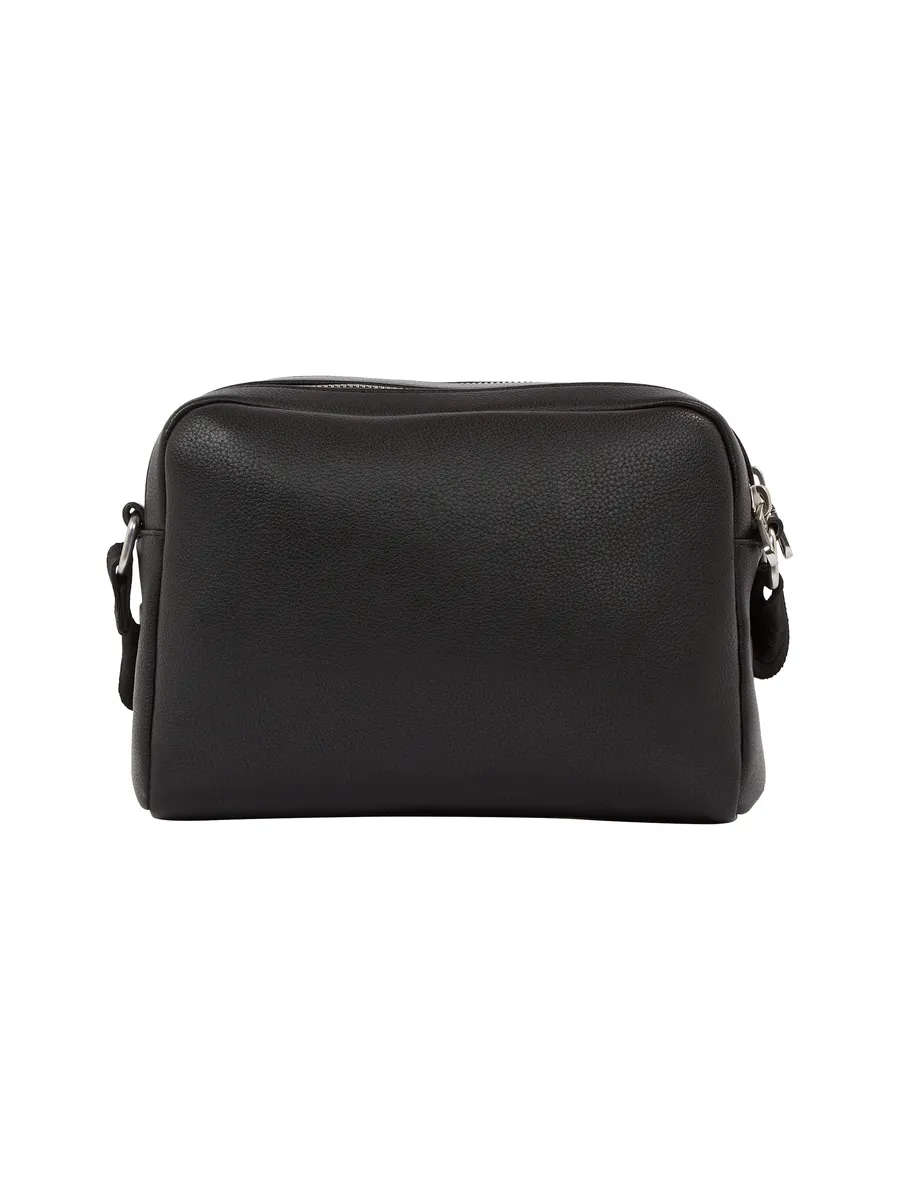 

Сумка через плечо Calvin Klein Jeans "OVER WEBBING CAMERA BAG21 PU", черный