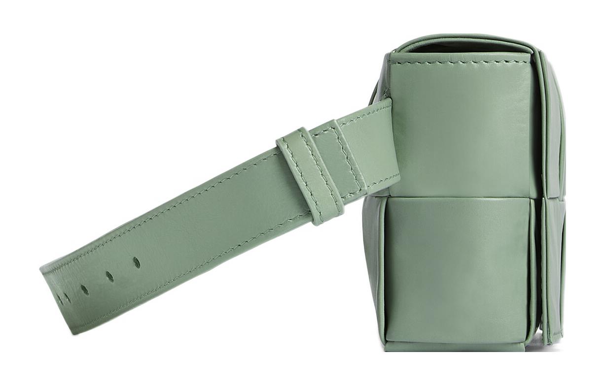 Bottega Veneta Cassette Belt Cow Leather Box Bag, поясная сумка-косметичка для фотоаппарата, мини-кроссбоди для мужчин, Sage Green — фото 2