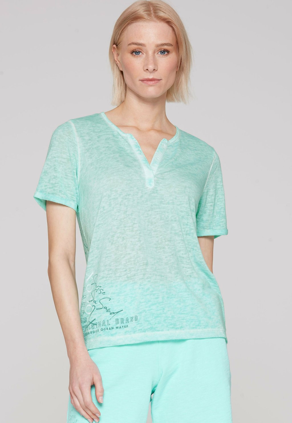 

Футболка с принтом MIT RÜCKEN-PRINT - Blouse Soccx, светло-голубой