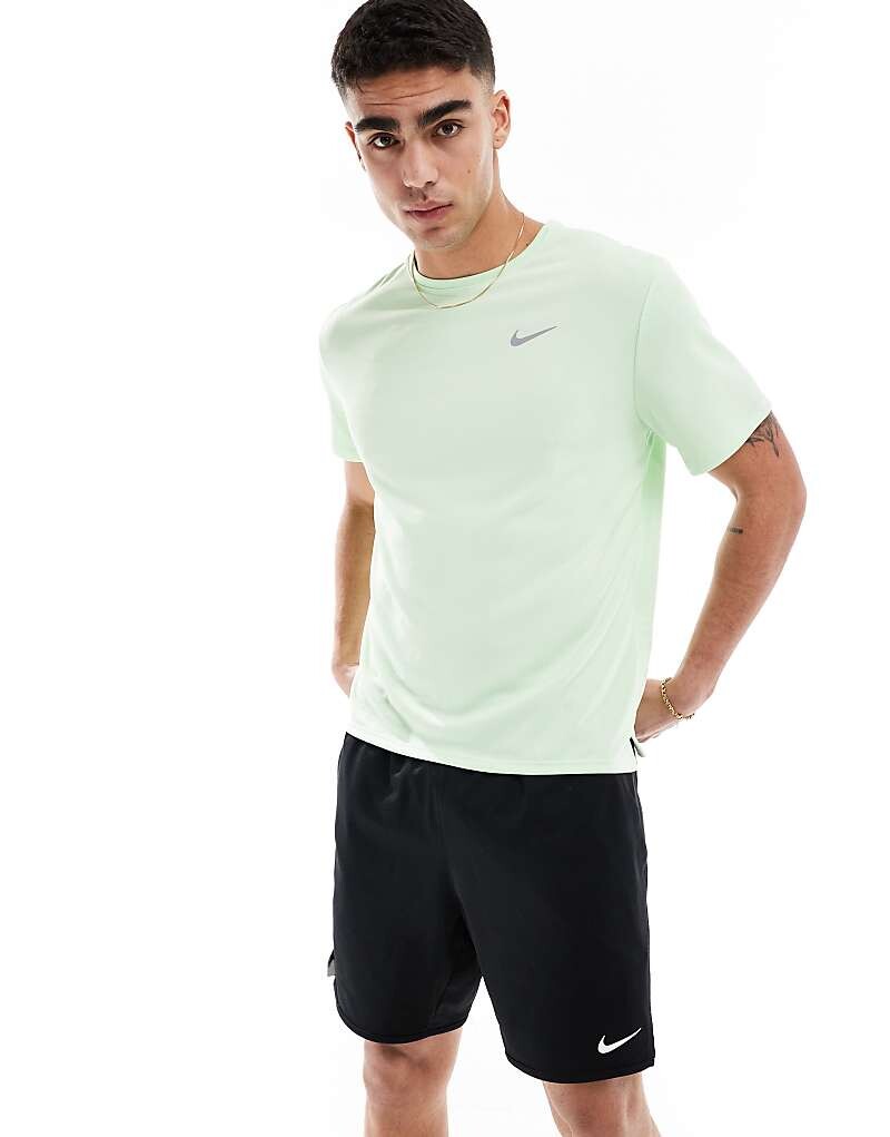 

Светло-зеленая футболка Nike Running Miler Dri-FIT