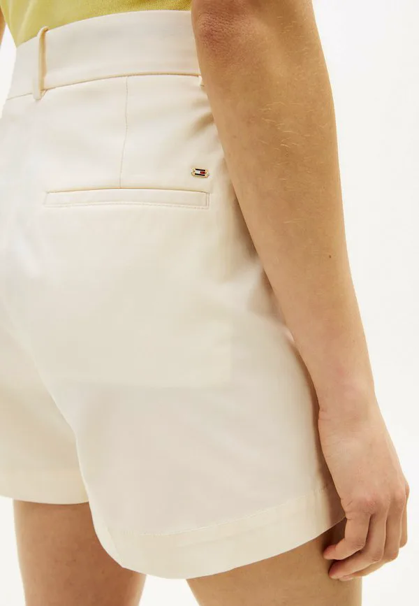 Шорты с золотистыми пуговицами и тисненым гербом. Tommy Hilfiger, Cream — фото 4