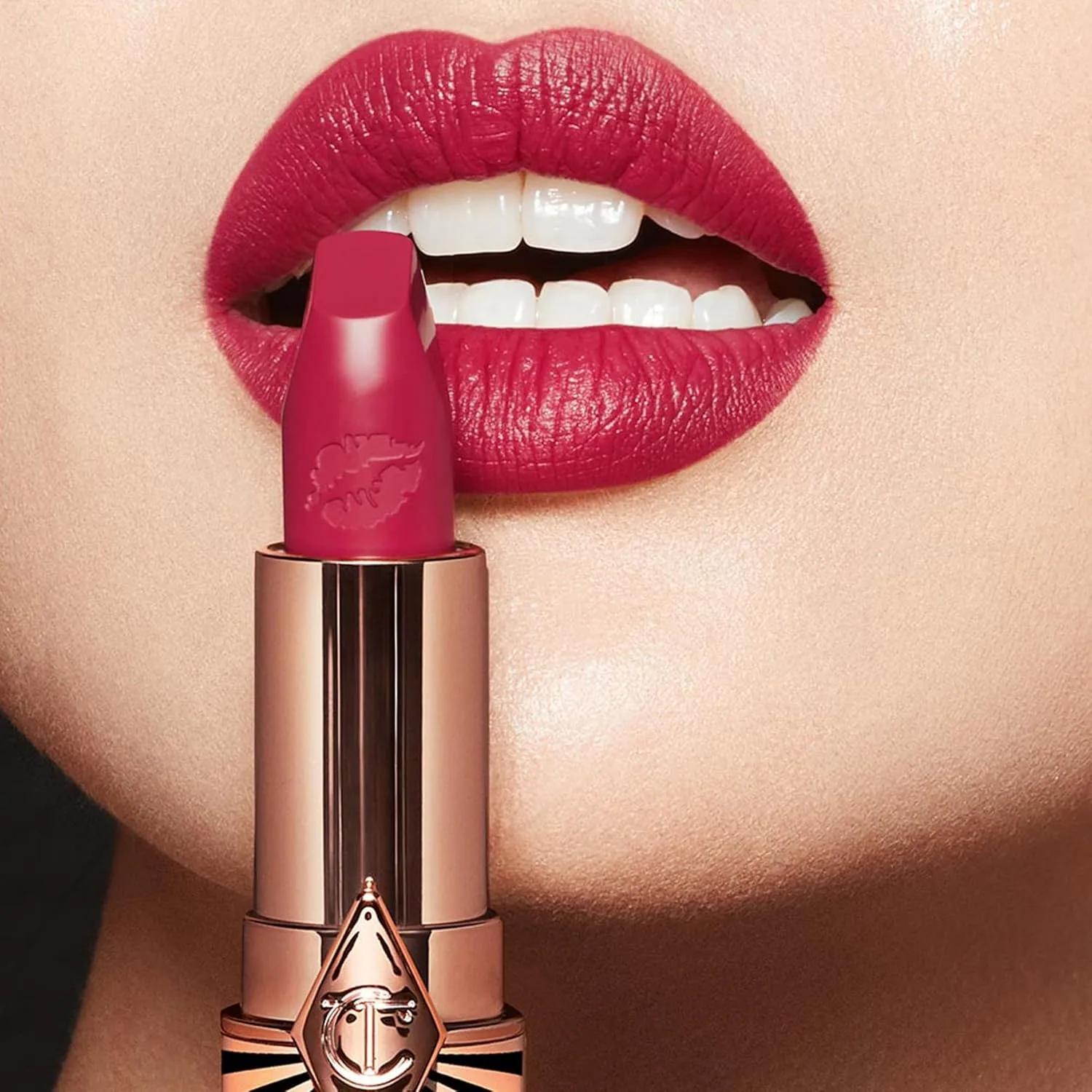 Помада Charlotte Tilbury Hot Lips 2.0 - увлажняющая, стойкая помада с экстрактами орхидеи и антиоксидантами - сатиновое покрытие, которое можно наслаивать, для визуального увеличения объема губ., Amazing Amal - berry pink — фото 2
