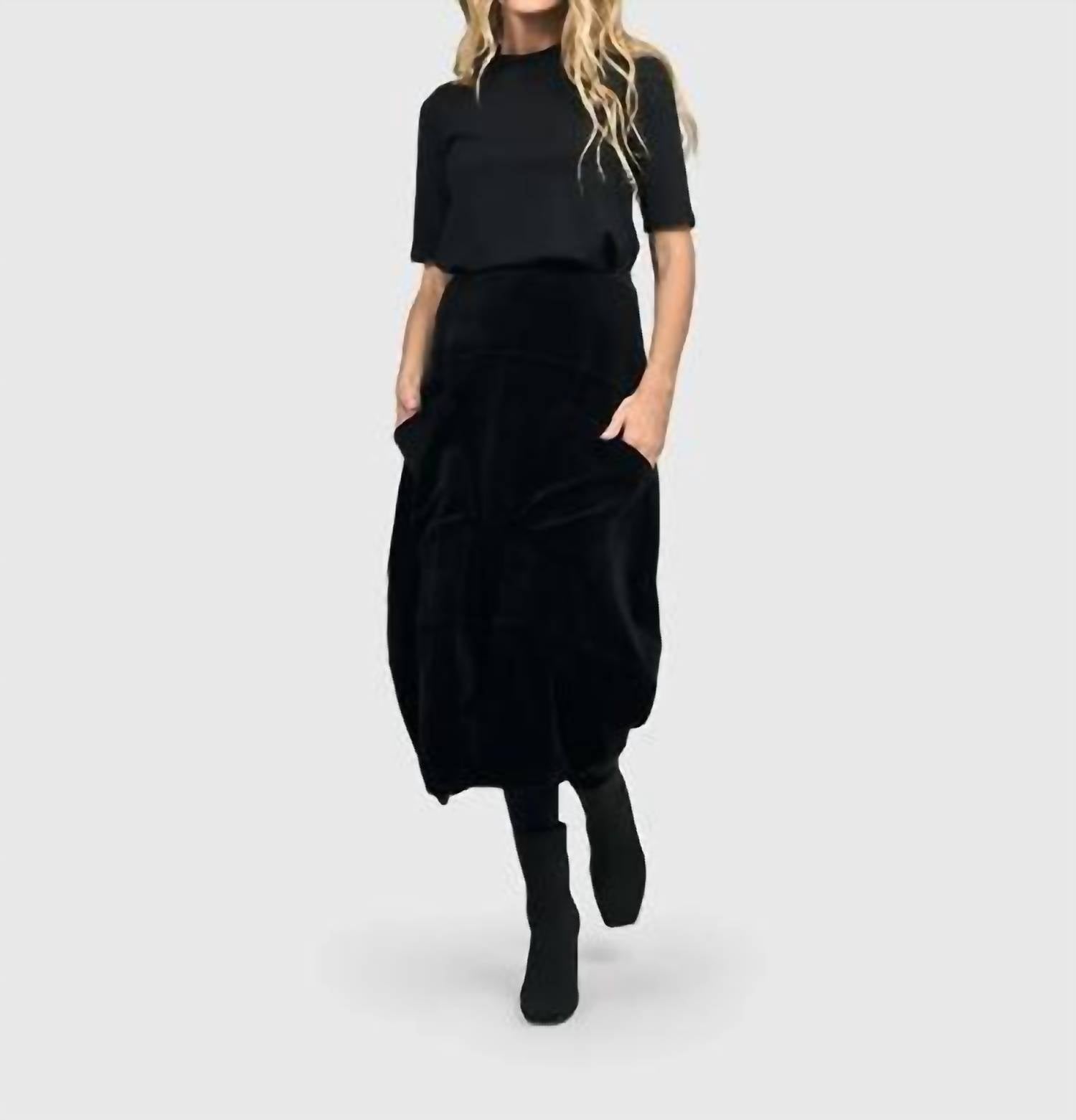 

Вельюровая юбка-кокон в черном цвете ALEMBIKA