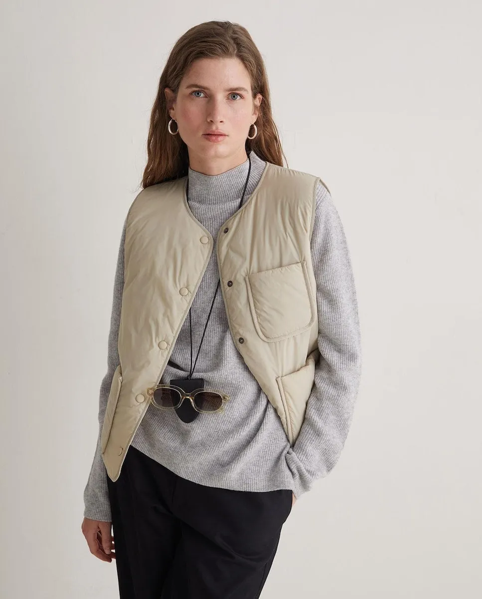 

Женский жилет с передними карманами и круглым вырезом Yerse, светло-бежевый