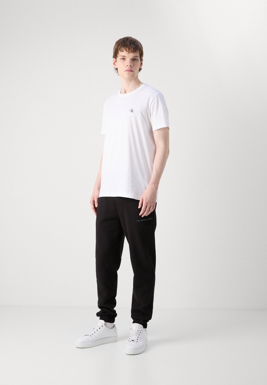 

Базовая футболка MONOLOGO Calvin Klein, белый