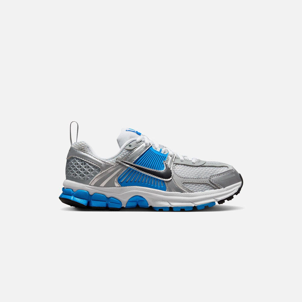 

Кроссовки Nike GS Vomero 5, цвет White/Black/Pure Platinum/Photo Blue