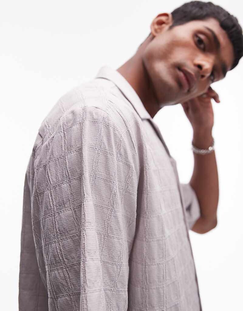 

Topman – светло-серая рубашка с короткими рукавами и фактурным рисунком в клетку