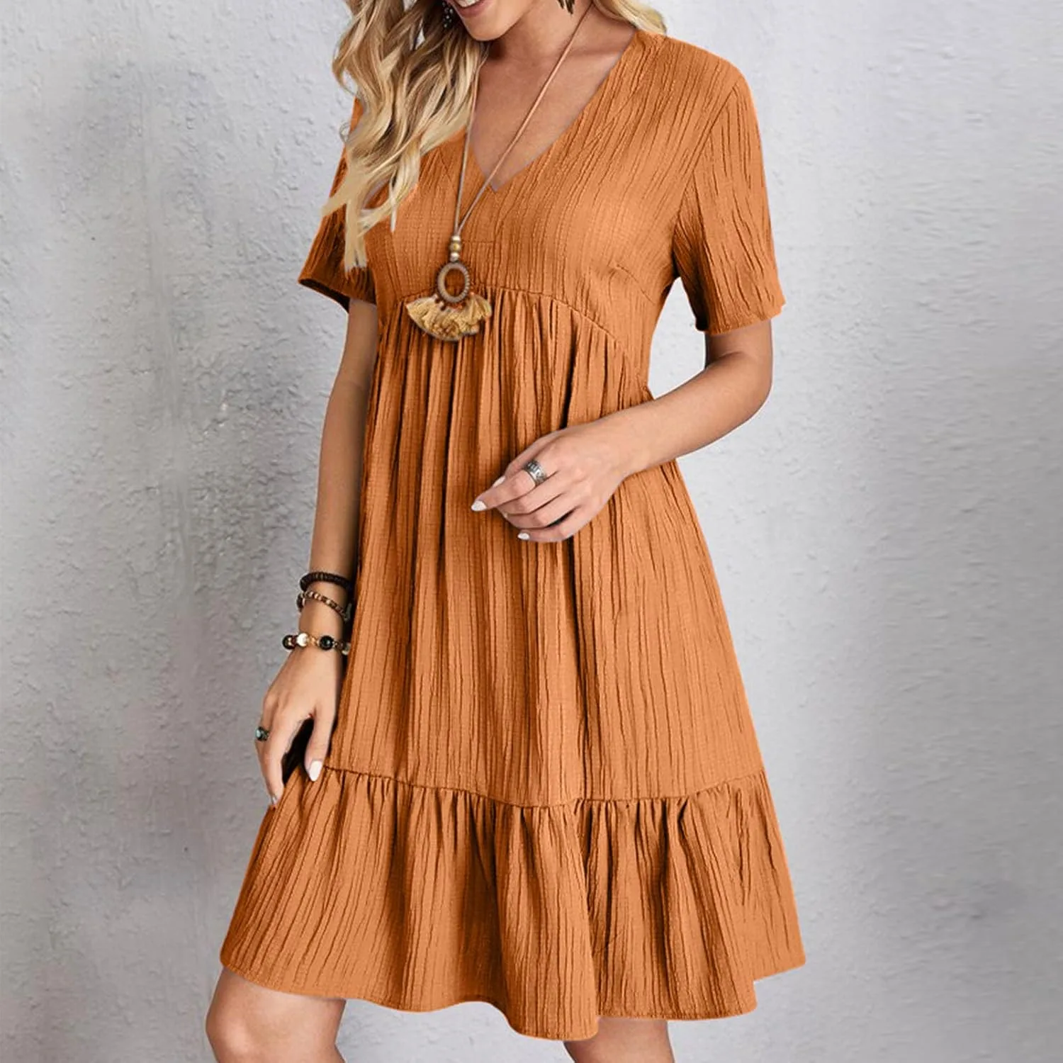 Женское летнее мини-платье с коротким рукавом 2025 года, фактурное модное пляжное платье в стиле бохо, с V-образным вырезом, повседневное платье с оборками по низу generic, оранжевый — фото 2