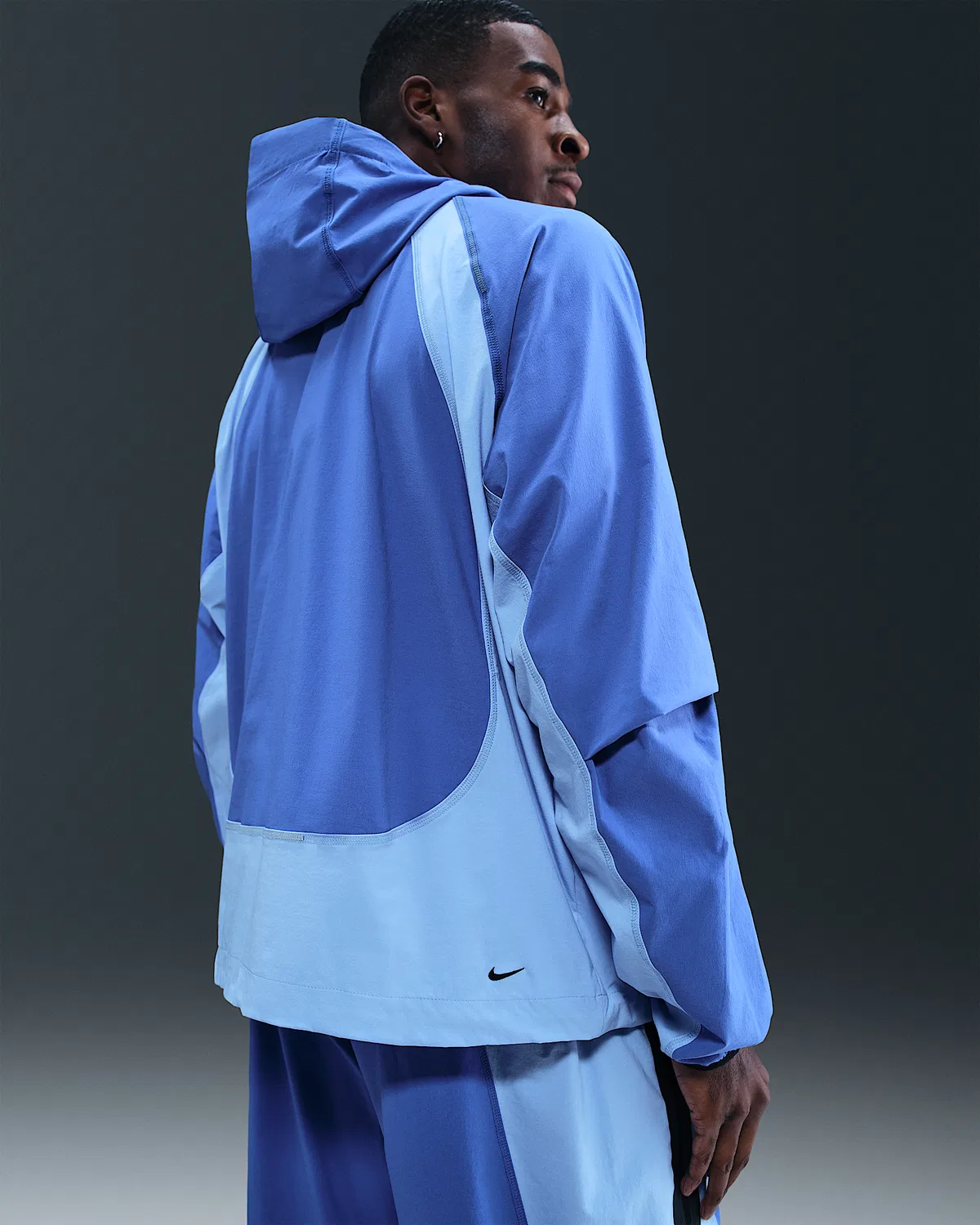 Мужская ветровка Nike Tech Dri-FIT Woven Color-Block Windrunner Loose Jacket, Comet Blue/Aluminum/Black — фото 2