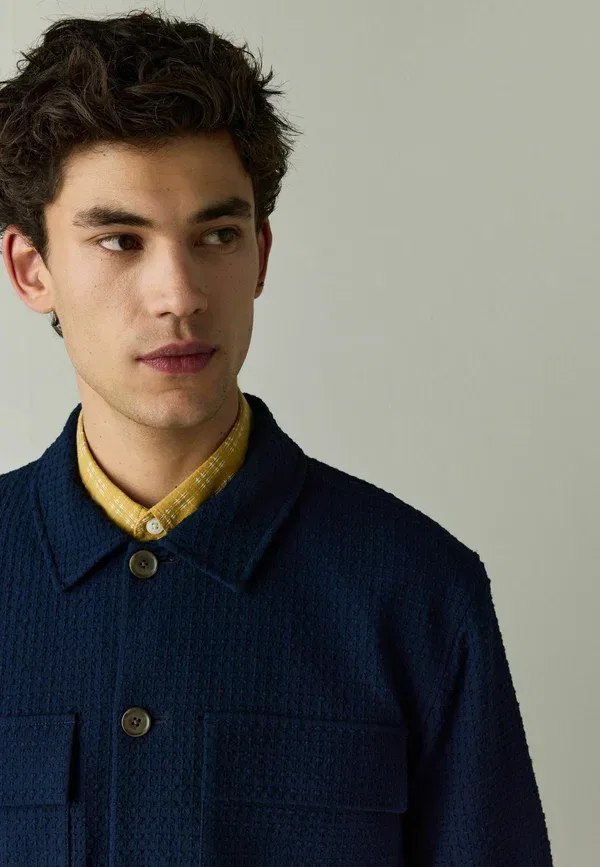 Куртка Regular fit smart textured twin pocket shacket, бренд Next, цвет темно-синий — фото 4
