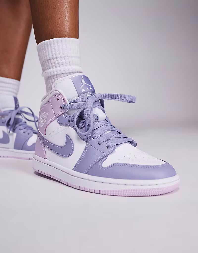 Кроссовки Nike Air Jordan 1 Mid белого и фиолетового цветов — фото 3