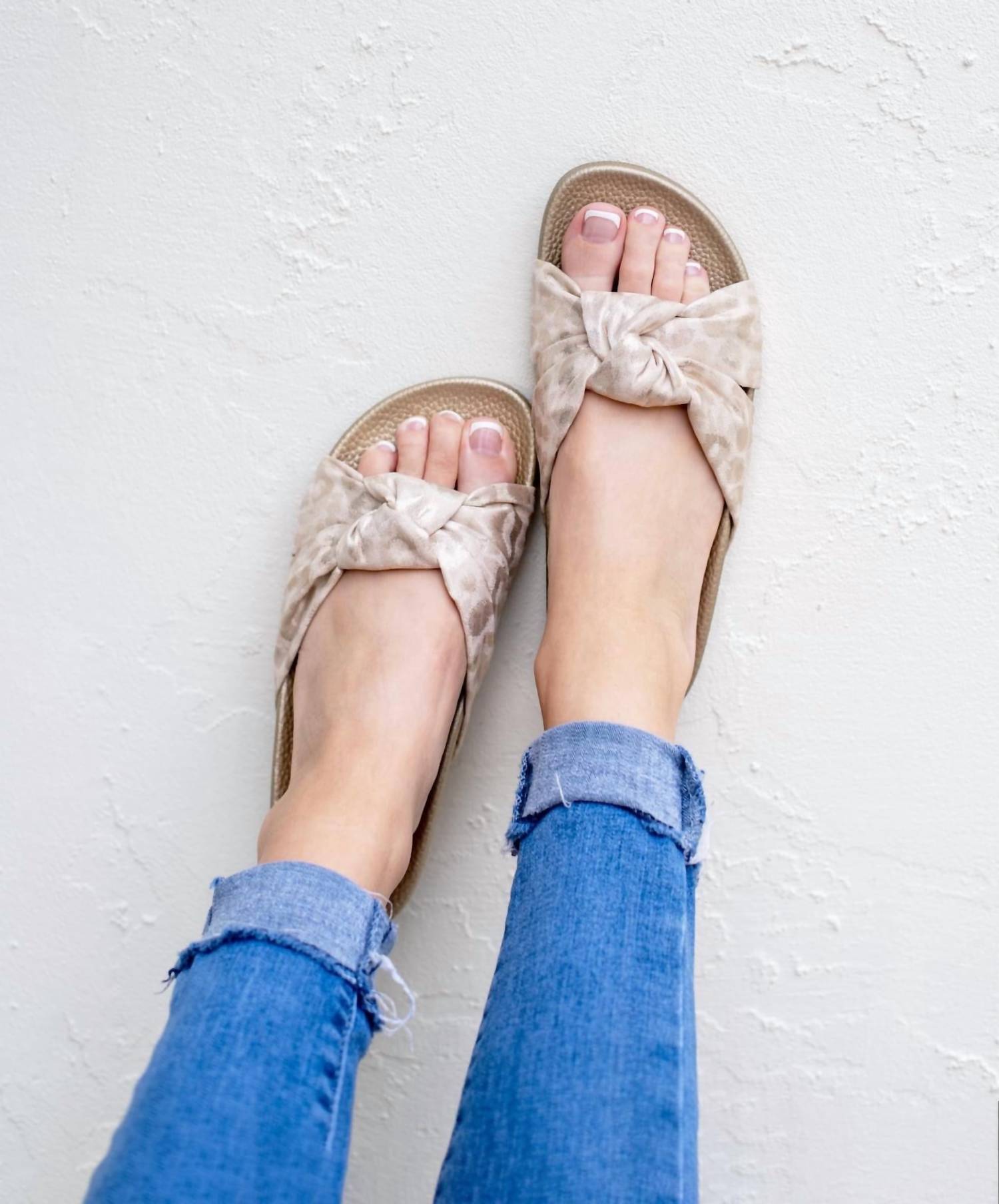 Женские матовые босоножки с золотистым леопардовым принтом Corkys Footwear