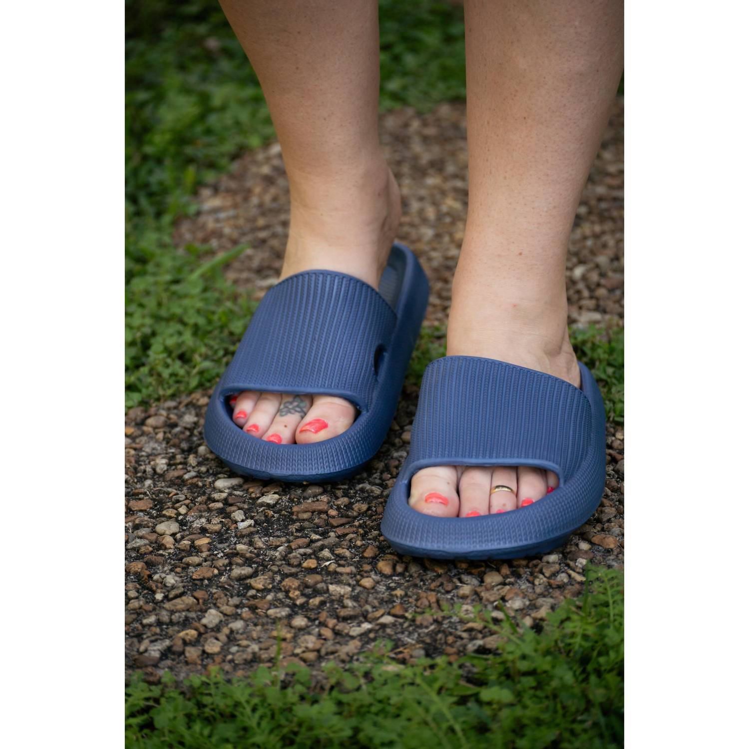 Женские невероятно удобные пляжные шлепанцы Navy Blue Julia Rose — фото 2