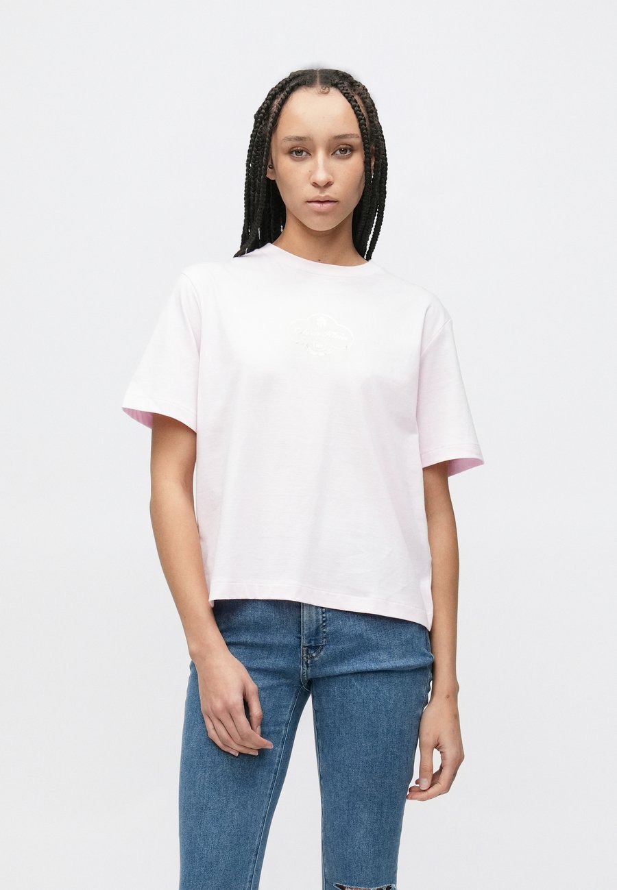 

Футболка Calvin Klein Jeans BOXY TEE COCTAIL LOGO TEE, Pearly Pink/Light Pink, Белый, Футболка Calvin Klein Jeans BOXY TEE COCTAIL LOGO TEE, Pearly Pink/Light Pink