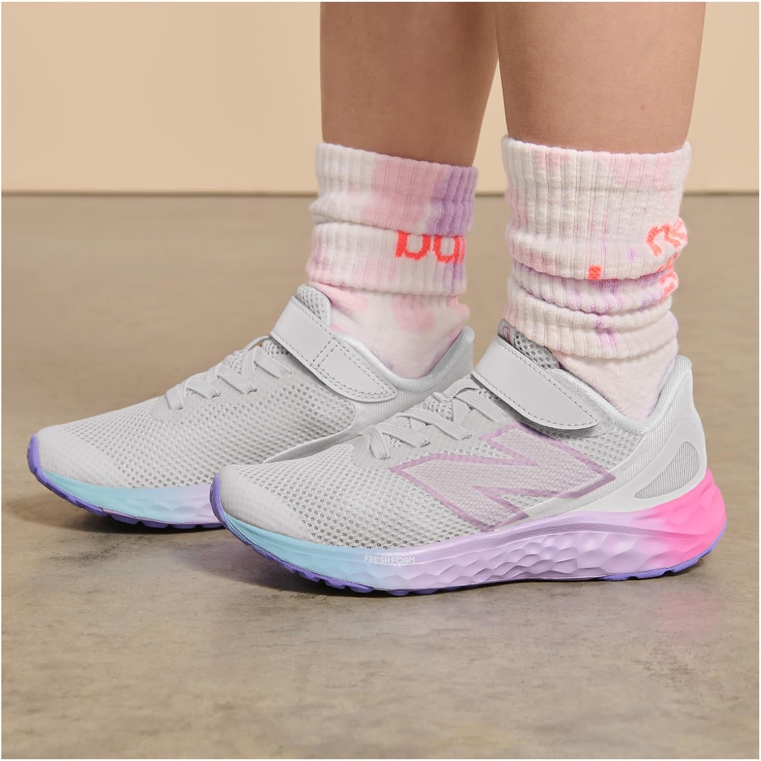 Кроссовки для бега New Balance Girls' Fresh Foam Arishi V4, розовый/серый/сиреневый — фото 2