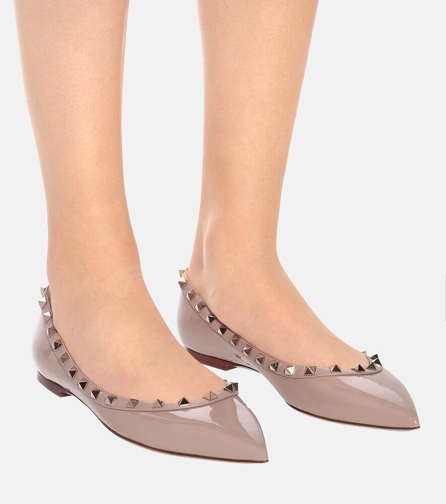 Лакированные балетки Valentino Garavani Rockstud Valentino Garavani, бежевый — фото 4