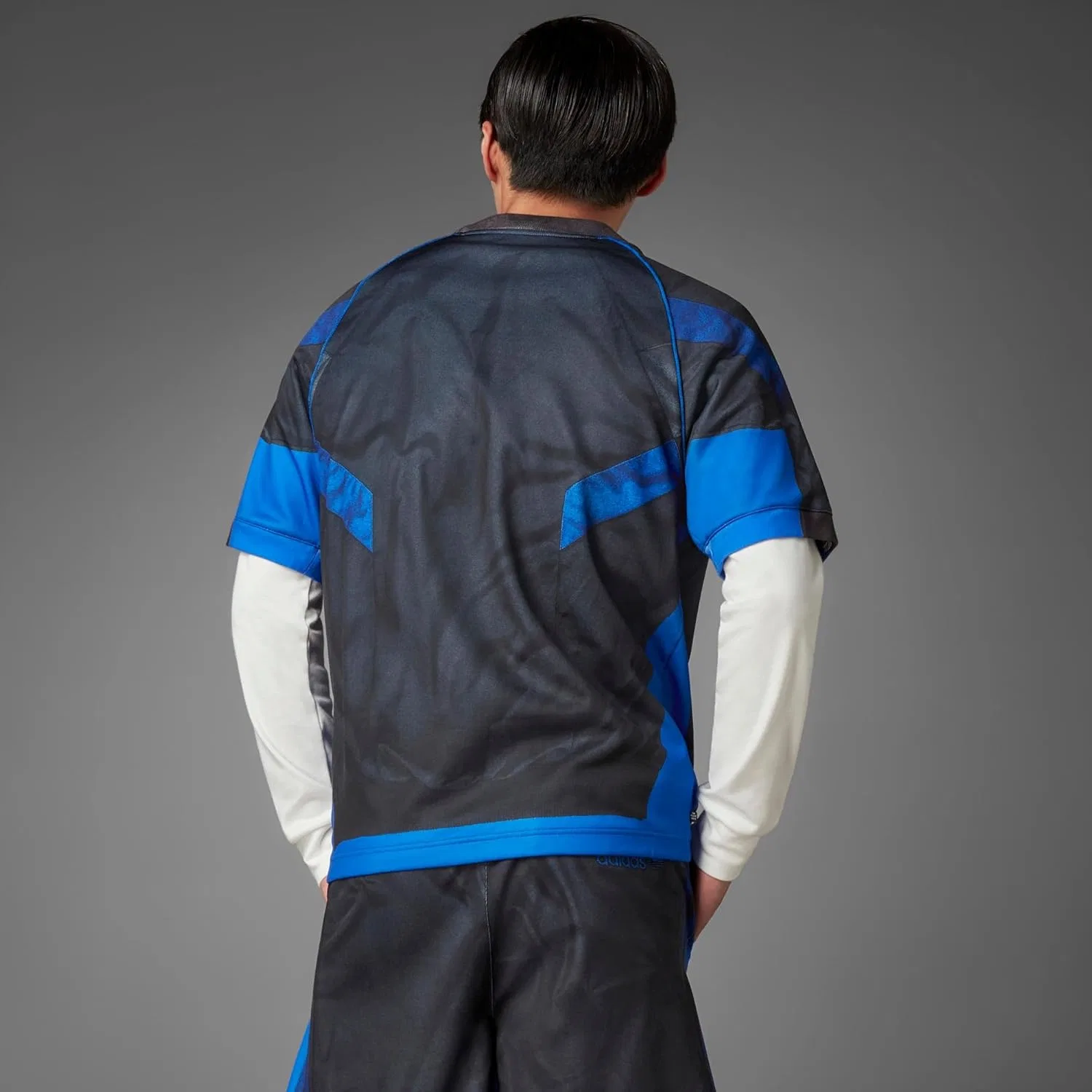 Мужская спортивная футболка adidas Originals синего цвета — фото 3