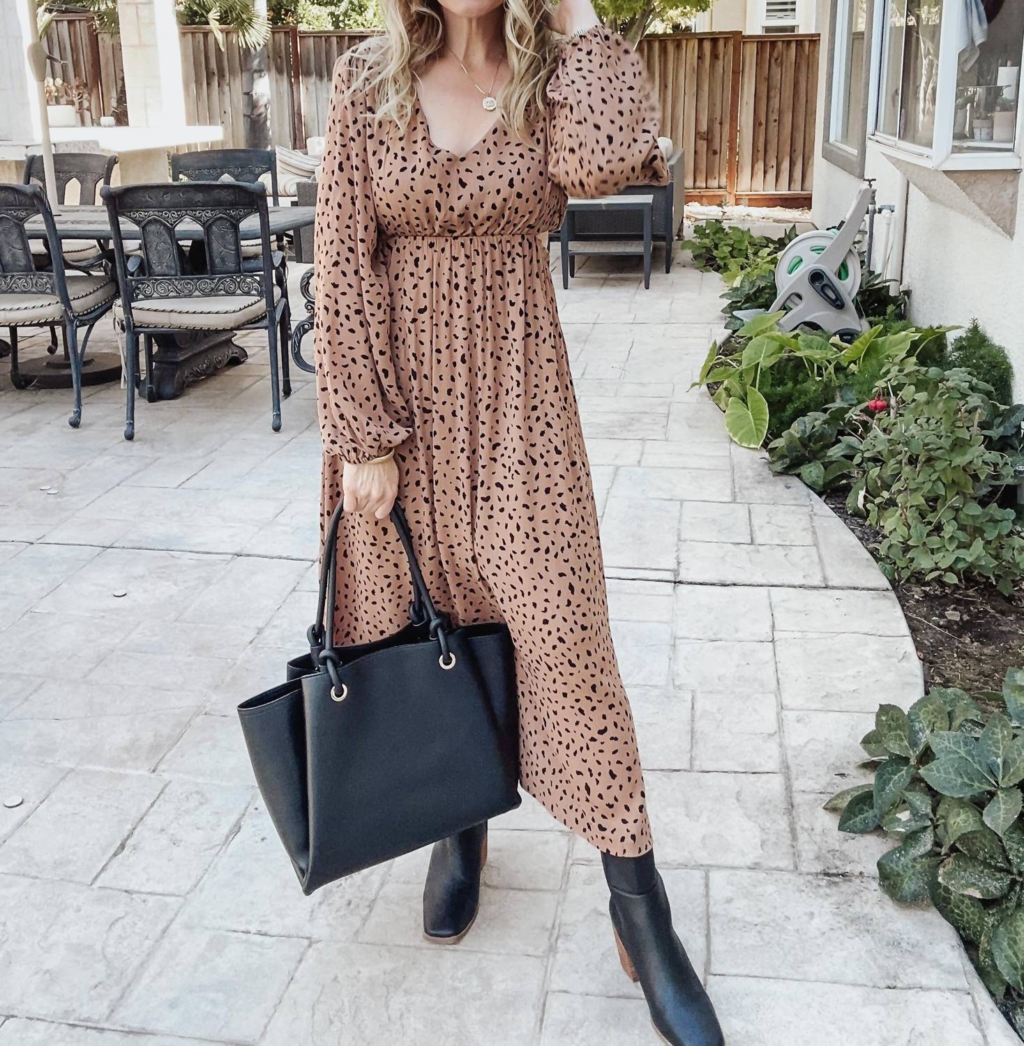 

Абстрактное миди-платье с V-образным вырезом и асимметричными разрезами в коричневом цвете GILLI