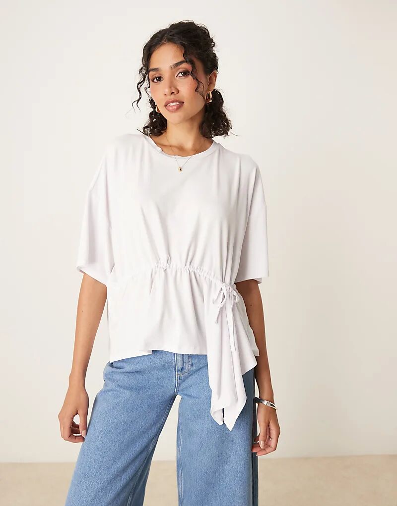 

Футболка ASOS DESIGN с эластичным подолом и присборенным низом белого цвета
