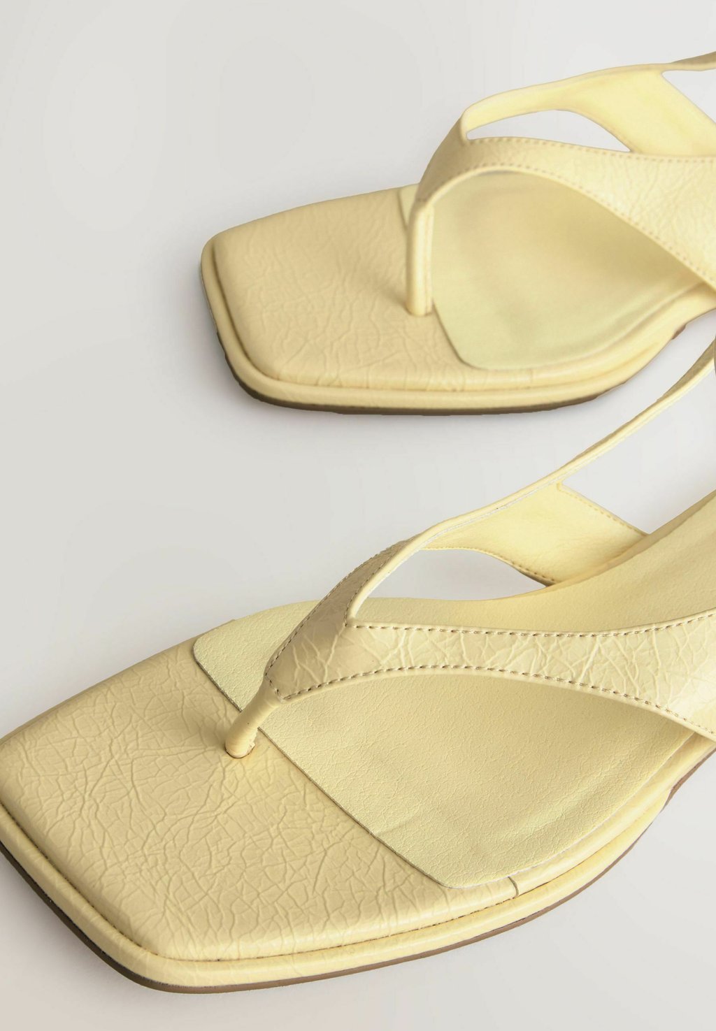 Сандалии с Т-образной застежкой REGULAR FIT-FOREVER COMFORT STRAPPY ANKLE TOE THONG - Pool slides Next, желтый — фото 4